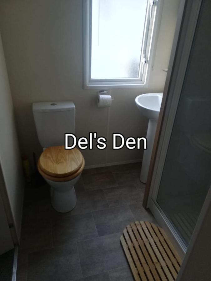 Del'S Den Lakeside Weeley Bridge Exteriör bild