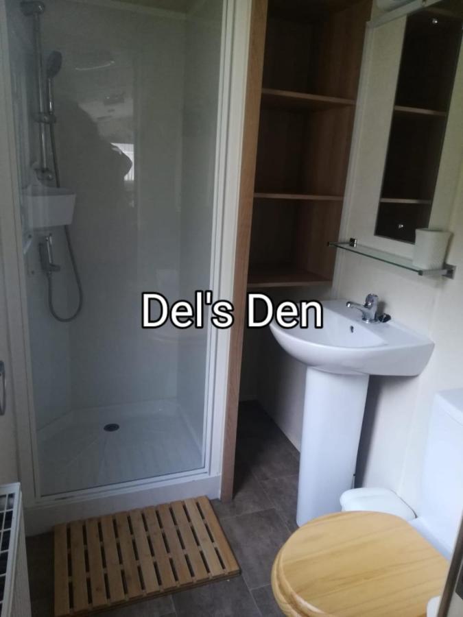 Del'S Den Lakeside Weeley Bridge Exteriör bild