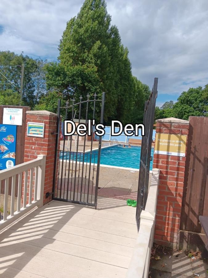Del'S Den Lakeside Weeley Bridge Exteriör bild